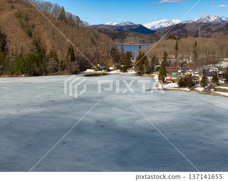 Lake Nakatsuna, completely frozen and close to thawing, and Lake Aoki, unfrozen, Omachi City, Nagano Prefecture (aerial photo taken by drone) 137141655