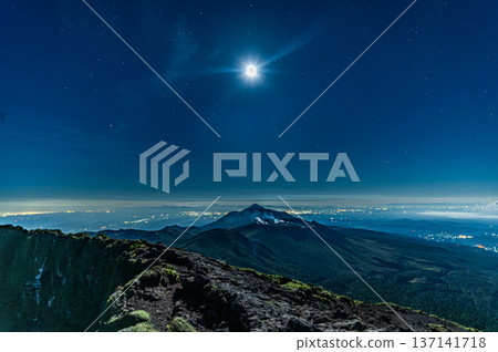月光下的高千穗山 137141718