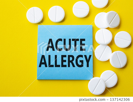 Acute Allergy symbol. Concept word Acute Allergy on blue note. Beautiful yellow background with pills. Medicine and Acute Allergy concept. Copy space Acute Allergy symbol. Concept word Acute Allergy on blue note. Beautiful yellow background with pills. Medicine and Acute Allergy concept. Copy space 137142306