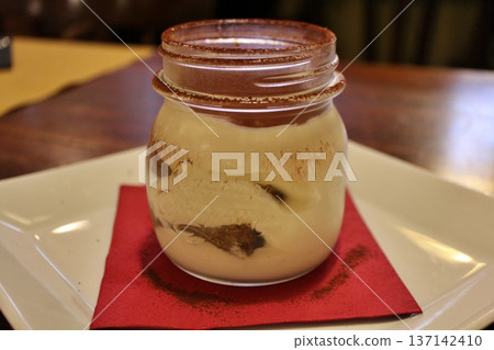 在威尼斯一家餐廳品嚐提拉米蘇 137142410