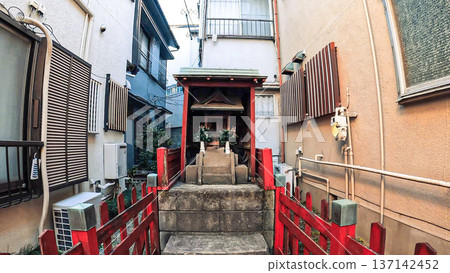 東京一條僻靜小巷裡的一座小神社:神守稻荷神社 東京一條僻靜小巷裡的一座小神社:神守稻荷神社 137142452