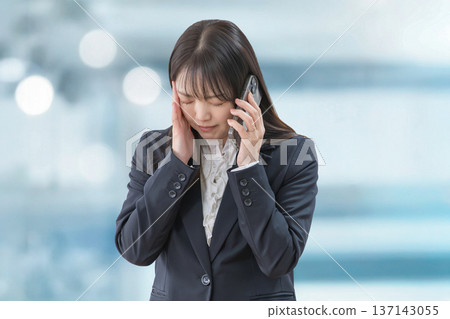 Business woman holding head 137143055