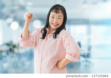 A woman who poses a gut 137143064