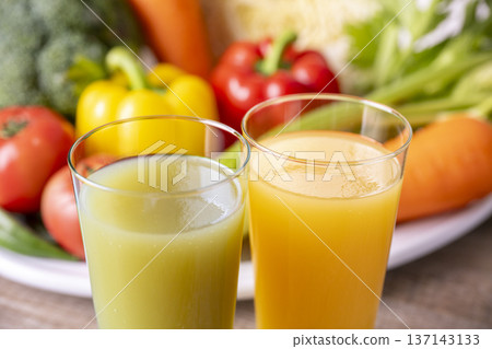 Healthy vegetable juice 137143133