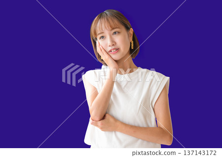 Women worried Women worried 137143172