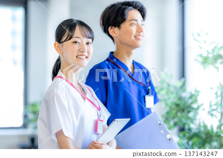 穿著磨砂服的男士和女士 137143247