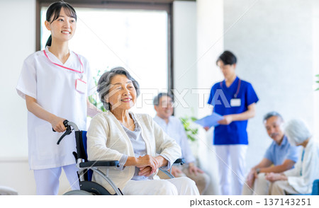 資深婦女和護工輪椅的 137143251