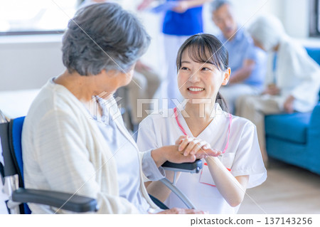 資深婦女和護工輪椅的 137143256