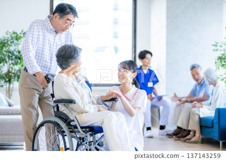 坐輪椅的老人和護理人員 137143259