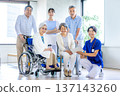 坐輪椅的老人和護理人員 137143260