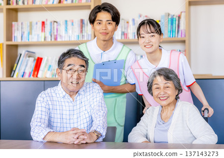 年輕的助手和老年人在療養院擁抱 137143273