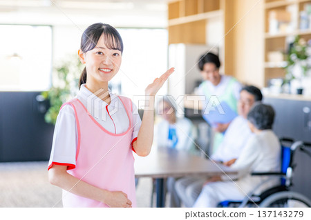 一個年輕的照顧者 137143279