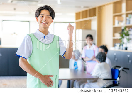 年輕男性照顧者 137143282