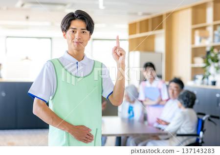 年輕男性照顧者 137143283