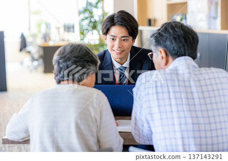 一對老年夫婦正在開會 137143291