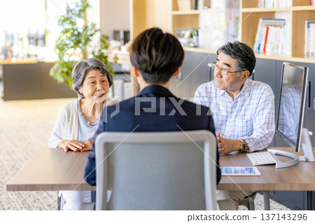 一對老年夫婦正在開會 137143296