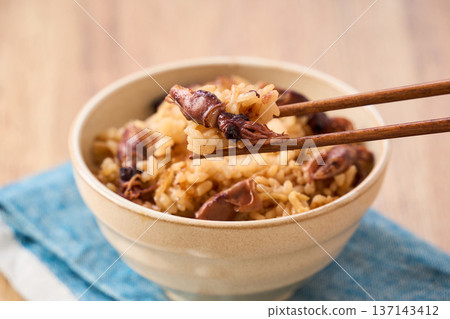 Firefly squid rice, a seasonal spring dish 137143412