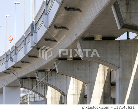 阪神高速公路高架橋和橋墩 137143621