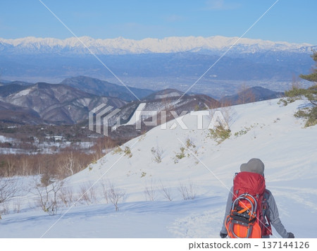 登山者欣賞雪山美景（afli20260220094240） 137144126