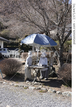 一對老年夫婦的稻草人被擺放在日本餐廳門前。 137144741