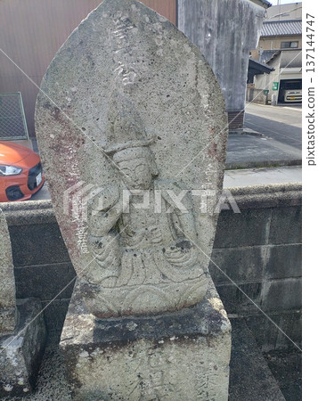 復古的城鎮景觀。兵庫縣龍野市三町室津寺的石佛像，是由室津首領的女兒、妓女室木見所建。 137144747