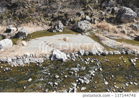 一條清澈的溪流流經山谷及其河岸 137144748