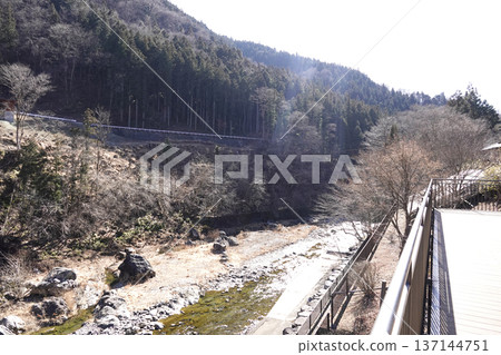 從梯田式設施可以欣賞到山谷和流經山谷的河岸景色。 137144751