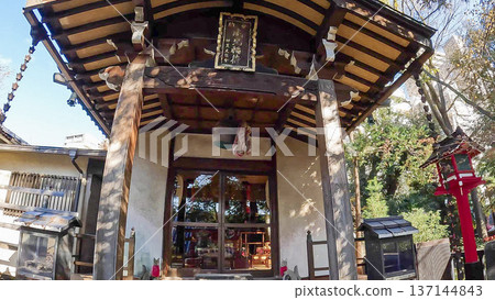 東京豐島區傳統建築。伊光稻荷神社的禮拜殿和燈籠。 東京豐島區傳統建築。伊光稻荷神社的禮拜殿和燈籠。 137144843