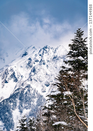 從西穗高口站登山道起點前的廣場上可以看到金字塔峰和七峰。在嚴冬攀登西穗高獨峰。 137144988