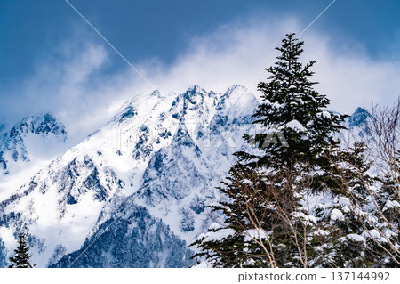 從西穗高口站登山道起點前的廣場上可以看到金字塔峰和七峰。在嚴冬攀登西穗高獨峰。 137144992