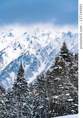 從西穗高口站登山口前的廣場望去，可以看到西穗高公的群峰。隆冬時節攀登西穗高公。 137144993