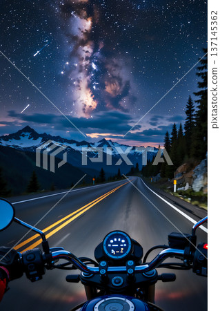 深夜，一輛摩托車行駛在山路上。 137145362