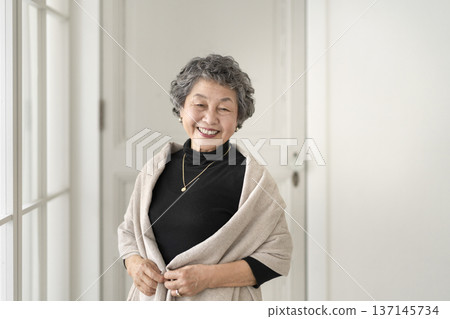 80多歲的女子對著鏡頭微笑 137145734