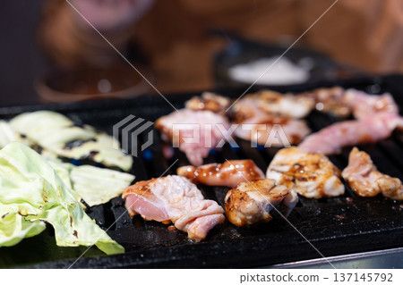 享用美味的烤肉 137145792