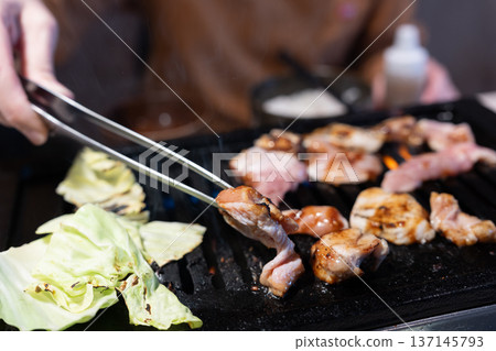 享用美味的烤肉 137145793