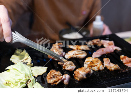 享用美味的烤肉 137145794