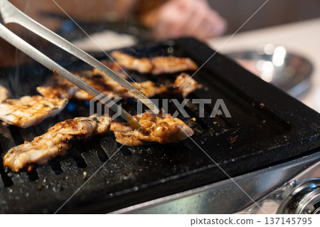 享用美味的烤肉 137145795