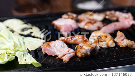 享用美味的烤肉 享用美味的烤肉 137146053