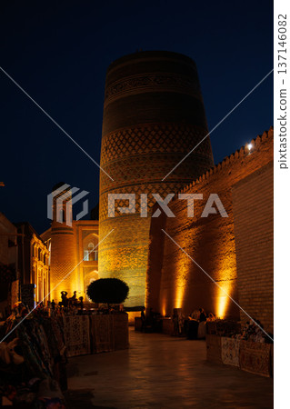 Night view of Itchan Kala in Khiva, Uzbekistan 137146082