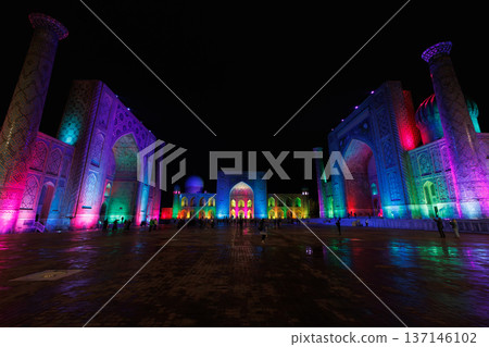 烏茲別克撒馬爾罕夜晚燈火輝煌的雷吉斯坦廣場 137146102