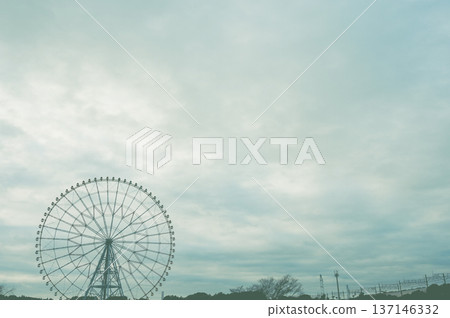 陰天景觀中可見摩天輪 陰天景觀中可見摩天輪 137146332