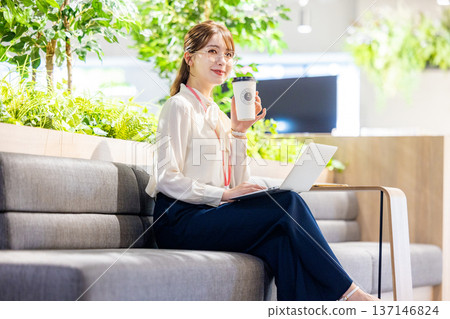 共享辦公室，女性員工 137146824