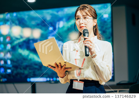 一位女士正在做演示 137146829