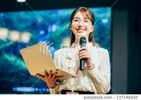 一位女士正在做演示 137146830