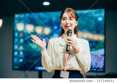 一位女士正在做演示 137146831