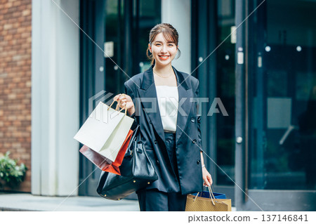 一個年輕女人購物 137146841