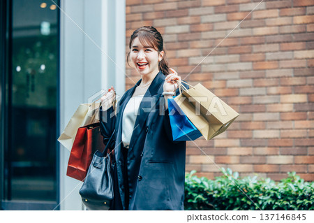 一個年輕女人購物 137146845