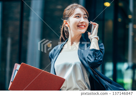 打電話的女商人在辦公室 137146847