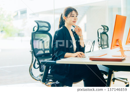 使用計算機的年輕女商人在辦公室 137146859