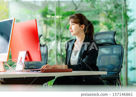 使用計算機的年輕女商人在辦公室 137146861